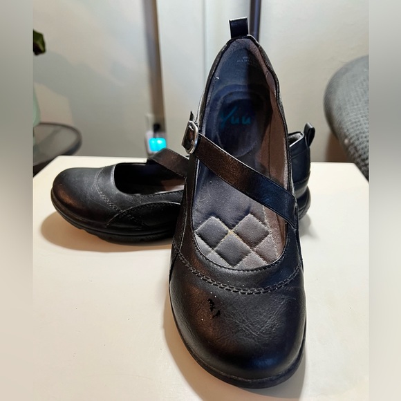 Yuu women’s size 9M Mary Jane’s with diagonal strap top of foot. Black - Picture 6 of 7